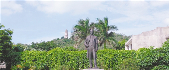 維新先驅(qū)梁?jiǎn)⒊浴吧倌曛袊?guó)說(shuō)”振聾發(fā)聵，成為近代中國(guó)思想啟蒙的旗手。