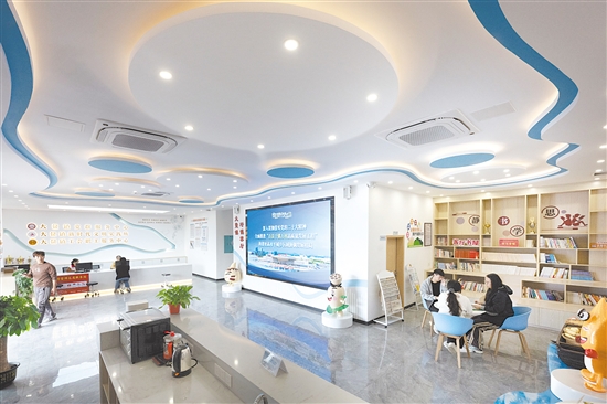 美麗圩鎮(zhèn)客廳結(jié)合“大鰲三寶”形象IP設(shè)計，是面向群眾開放的多元服務(wù)場所。