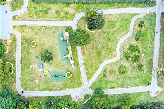 綠美生態(tài)小公園位于圩鎮(zhèn)中心地帶，為群眾提供風(fēng)景秀美的休閑地。