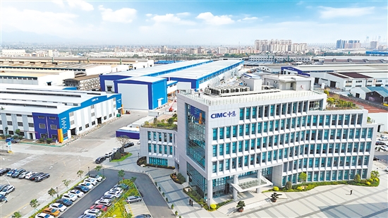 作為中集集團(tuán)在粵港澳大灣區(qū)的重要研發(fā)制造基地，新會中集工業(yè)園區(qū)占地1067畝，致力于打造“集裝箱+”業(yè)務(wù)矩陣。