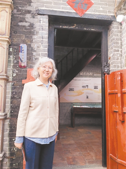 薛社普的女兒薛彥明在父親故居前合影。