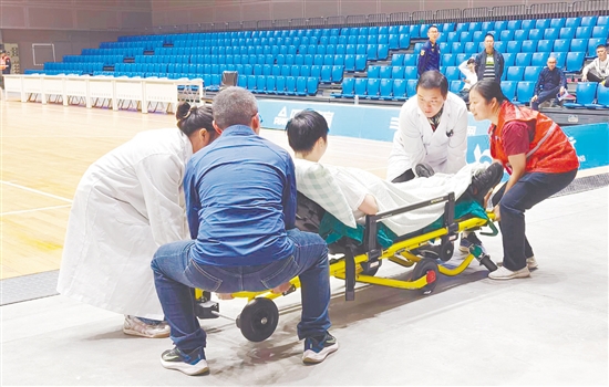 醫(yī)療團隊轉移“傷員”。