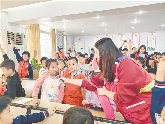 學(xué)生們爭相舉手回答問題。