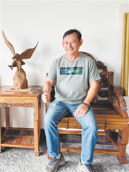 談銘欽和他收藏的金絲楠木家具。