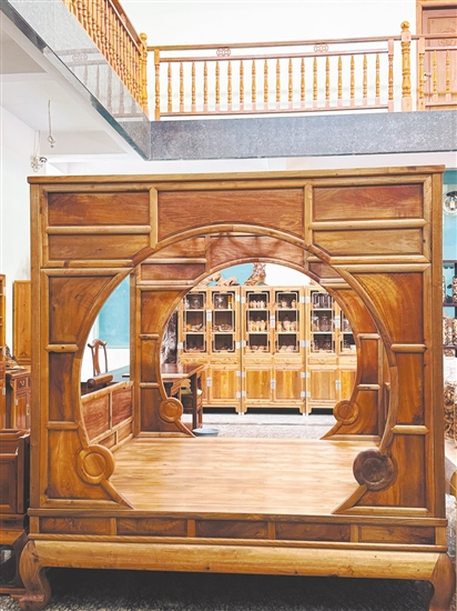 由金絲楠木制成的床。