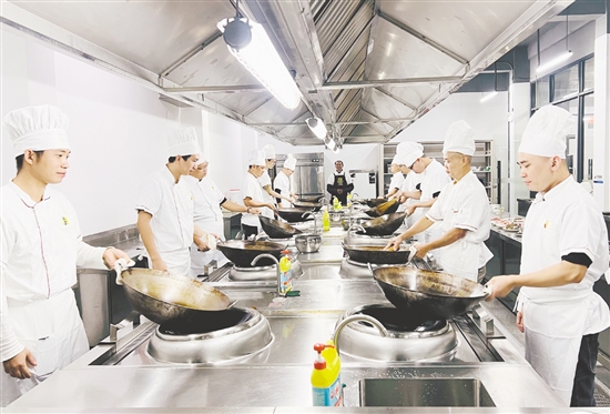 開平市人社局深入調(diào)研群眾就業(yè)意愿與本地產(chǎn)業(yè)發(fā)展方向，精心開設(shè)中醫(yī)、烹飪、家政等多類實(shí)用課程，力求做到按需培訓(xùn)，讓學(xué)員學(xué)有所用、學(xué)有所成。