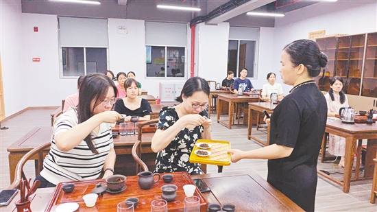 職工學(xué)員通過(guò)茶藝培訓(xùn)，了解傳統(tǒng)茶道禮儀。