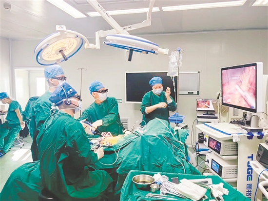 宋武(左二)主刀的3D腹腔鏡右半結(jié)腸癌根治術(shù)吸引了全國5000余名胃腸外科同行在線觀摩。