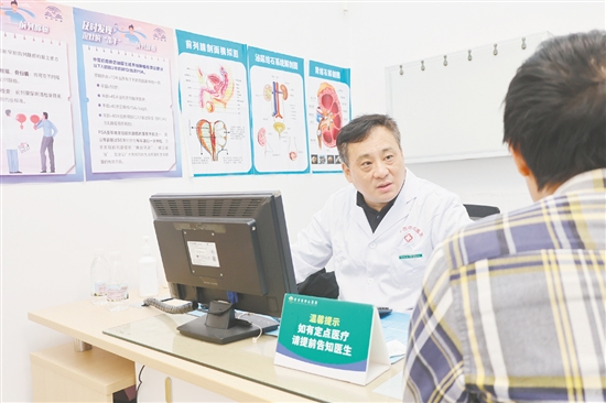 掛職開平市中心醫(yī)院泌尿外科主任中山大學(xué)附屬第一醫(yī)院副主任醫(yī)師王文衛(wèi)正在看診。