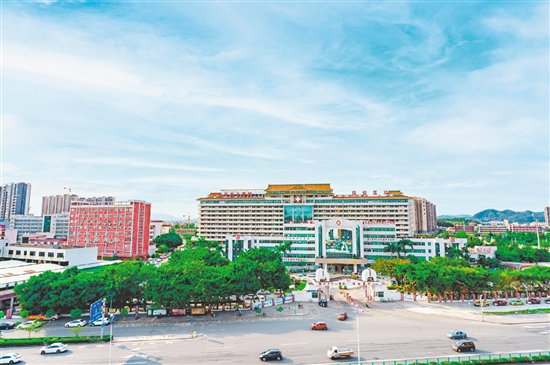 開平市中心醫(yī)院作為江門地區(qū)唯一的縣級三級甲等綜合醫(yī)院，2023年國考獲評“B”級，連續(xù)多年躋身全國百強縣級綜合醫(yī)院，具備承接優(yōu)質(zhì)資源下沉的堅實基礎(chǔ)。