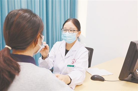 掛職開平市中心醫(yī)院神經(jīng)內(nèi)科主任中山大學(xué)附屬第一醫(yī)院副主任醫(yī)師孫遜沙正在看診。