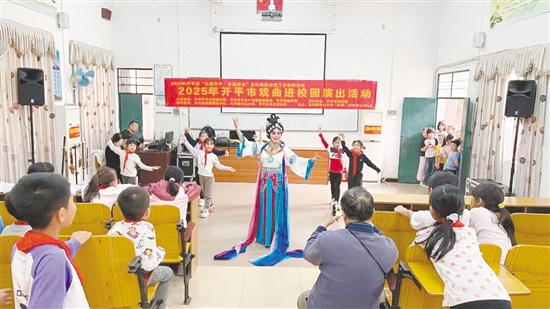 同學(xué)們踴躍登臺(tái)學(xué)習(xí)戲曲技法。大沙鎮(zhèn)供圖