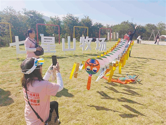 雙水山地風(fēng)箏造型別致，現(xiàn)場(chǎng)放飛的“蜈蚣”風(fēng)箏長(zhǎng)度超過6米，引人矚目。