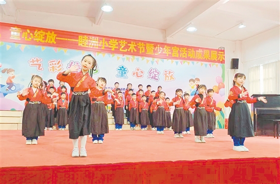 同學(xué)們自信地登上學(xué)校藝術(shù)節(jié)舞臺，歌唱幸福童年。