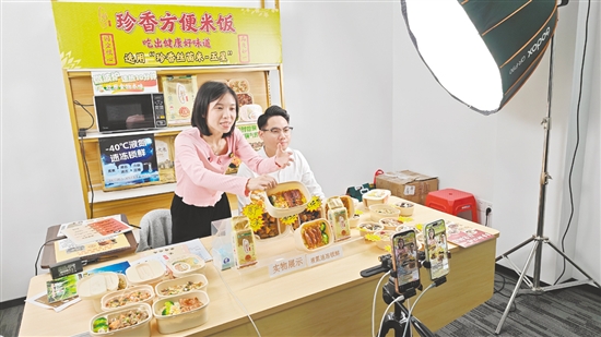 自6月啟動(dòng)線上即時(shí)零售業(yè)務(wù)以來(lái)，通過(guò)抖音、小紅書等平臺(tái)的“珍香米業(yè)速食旗艦店”直播間，以及電商平臺(tái)的同城配送服務(wù)，方便米飯迅速送達(dá)全國(guó)各地。