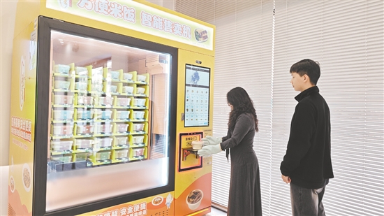 今年以來(lái)，一款智能溫控售賣機(jī)悄然進(jìn)駐廣州、江門等地的近30個(gè)校園、政務(wù)服務(wù)中心、醫(yī)院及寫字樓等點(diǎn)位。
