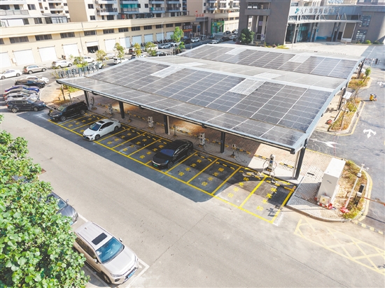 充電站最引人注目的是其約1330平方米的光伏車棚，棚頂鋪設(shè)的高效光伏組件可將太陽(yáng)能轉(zhuǎn)化為清潔電力。