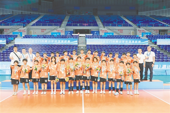 今年9月，該校排球隊(duì)在江門市青少年排球錦標(biāo)賽中勇奪男、女子雙冠。高淑敏