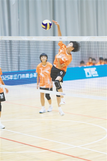 賽場(chǎng)上，孩子們勇敢拼搏。