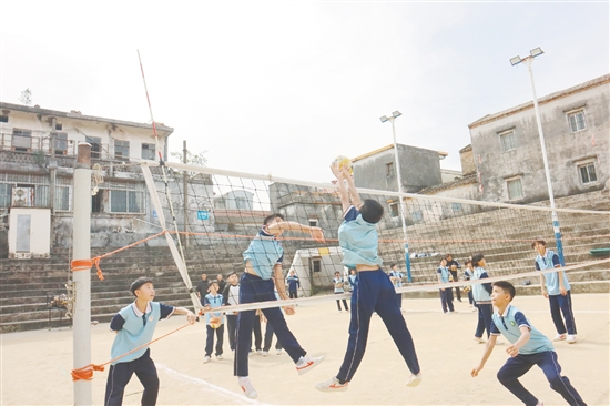 一群鄉(xiāng)村孩子在泥沙地排球場(chǎng)“墊”出冠軍夢(mèng)。