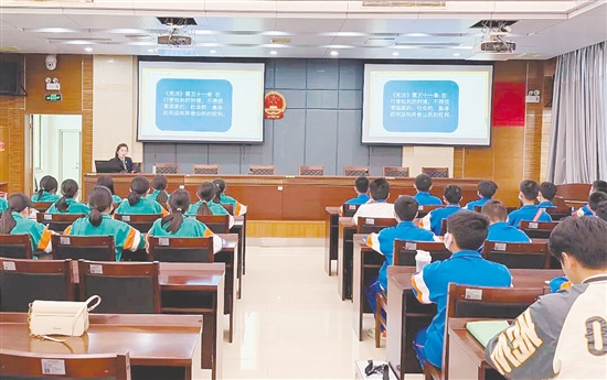 檢察官走進(jìn)鶴山市未成年人法治教育基地，為學(xué)生們帶來一堂生動(dòng)的法治課。