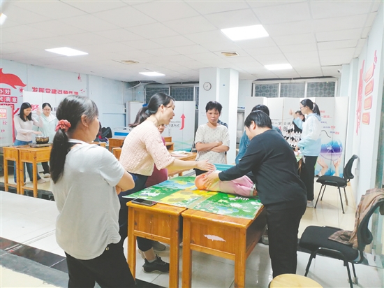 鶴山市大力推進(jìn)“南粵家政”工程，助力家政從業(yè)人員提高技能水平。