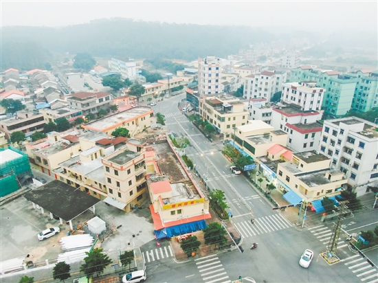雙合鎮(zhèn)對圩鎮(zhèn)主街商鋪及房屋外立面進行了統(tǒng)一風貌整治，打造具有雙合特色的立面建筑群。