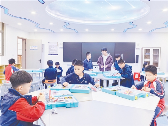 鶴山市碧桂園學校積極探索STEAM教育，推動教育理論與實踐深度融合。