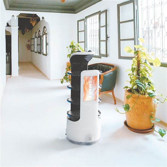 鶴山萬德昌機器人有限公司的“熊大”智能裝備，可用于養(yǎng)老院送餐。