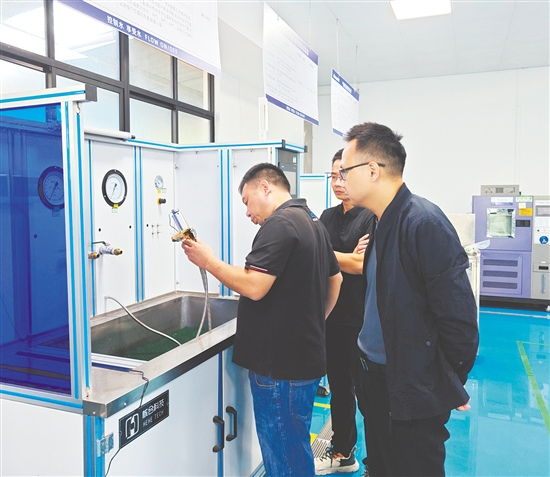 肖景教授（右一）團(tuán)隊(duì)與翰森衛(wèi)浴對(duì)智能恒溫水閥初代樣機(jī)進(jìn)行測(cè)試。