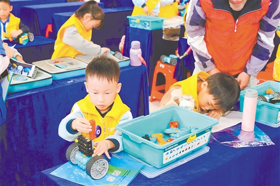 2024年，市青少年宮科創(chuàng)夢(mèng)之隊(duì)成員參加第十三屆廣東青少年機(jī)器人大賽獲銀牌。