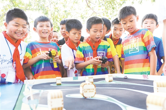 公益品牌項(xiàng)目“紅領(lǐng)巾科技直通車(chē)”走過(guò)僑鄉(xiāng)7000多公里，舉辦100場(chǎng)送教活動(dòng)，服務(wù)青少年超10萬(wàn)人次。