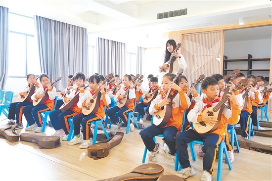 沙坪一?。|校區(qū)）將“禮樂弦歌”課程納入常規(guī)音樂課程，與語文教材中的古詩詞相結合進行彈唱教學。