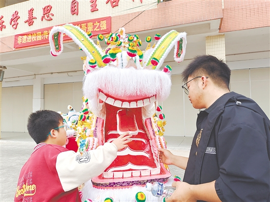 學(xué)生在陳浩軒的引導(dǎo)下認(rèn)識(shí)“扎龍技藝”。