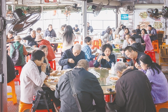 黃沙蜆、黃魚(yú)、河蝦被譽(yù)為石板沙“三寶”，每年清明時(shí)節(jié)前來(lái)嘗鮮的游客絡(luò)繹不絕。