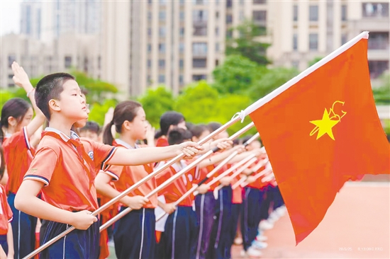 小學生入隊儀式。