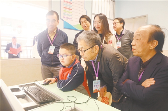 與會人員觀摩學生通過“少年美”平臺完成音樂學科藝術素質(zhì)測試。