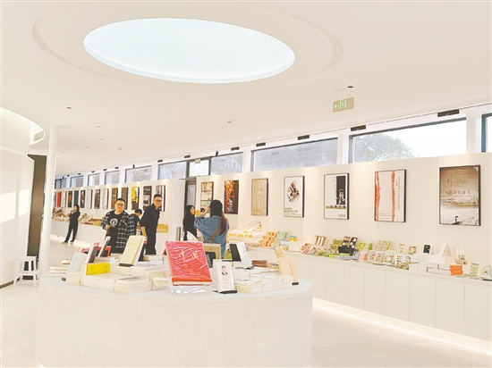 位于塘口舊墟的先鋒書店吸引眾多游客前來打卡。