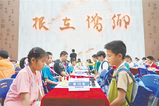 近200名棋手在中國(guó)僑都華僑華人博物館對(duì)弈。