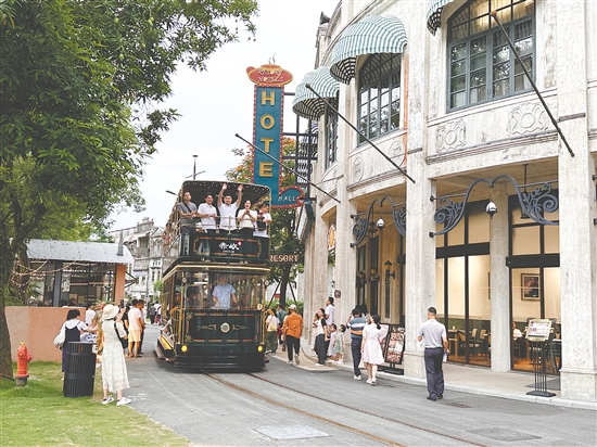 赤坎華僑古鎮(zhèn)吸引眾多游客前來(lái)游玩。