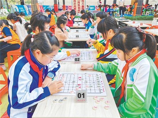 棋手們沉著應(yīng)戰(zhàn)、巧布棋局。