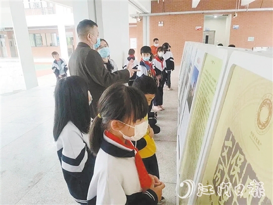 展覽讓廣大學(xué)生不出校園就能“零距離”欣賞開平市各級文物保護(hù)單位風(fēng)采。