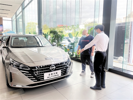 要盡早提到新車，享受乘用車消費(fèi)補(bǔ)貼，建議消費(fèi)者購車時盡量選擇現(xiàn)車。