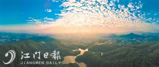 1月1日，清晨，陽光穿透云層，照耀著江門市區(qū)。