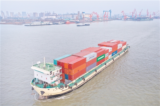 12月29日，集裝箱船在長(zhǎng)江江蘇南通段行駛（無(wú)人機(jī)照片）。新華社發(fā)