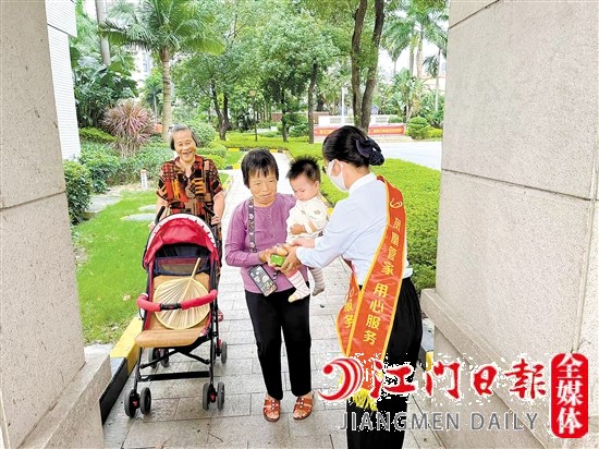 在碧桂園小區(qū)經(jīng)常可見(jiàn)物業(yè)工作人員的暖心服務(wù)。