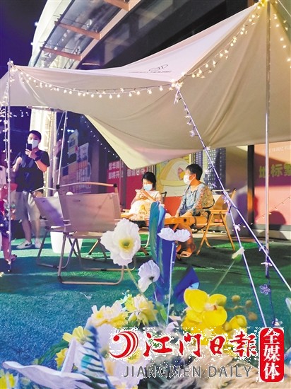 市民和家人一起享受夜晚休閑好時光。