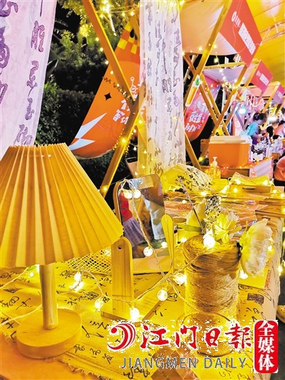 一串串彩燈次第閃亮，時尚而耀眼。