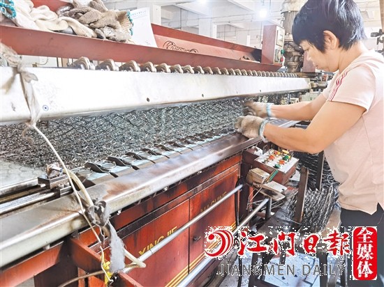 工作人員進(jìn)行現(xiàn)場(chǎng)作業(yè)。