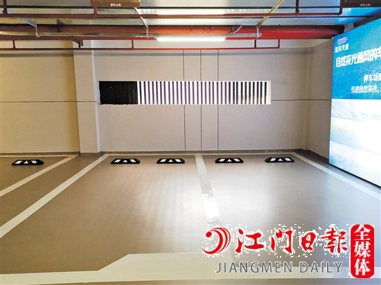 遠(yuǎn)洋天成陽光車庫設(shè)置窗戶，引自然光進(jìn)入車庫。